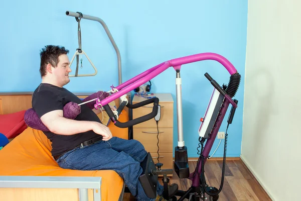 Man using patient lift — Stock Photo, Image