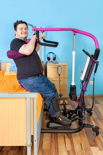 Man using patient lift — Stock Photo, Image