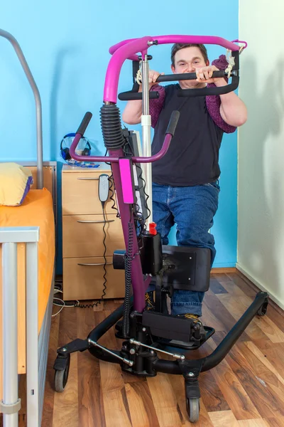 Man using patient lift — Stock Photo, Image