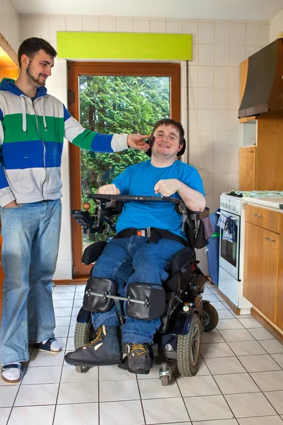 Homem com paralisia cerebral infantil espástica — Fotografia de Stock