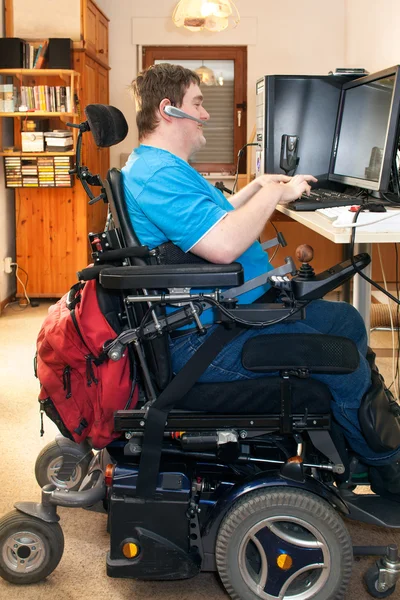 Homem com paralisia cerebral infantil espástica — Fotografia de Stock