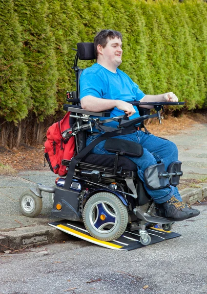 Man using mobile ramp — Stock Photo, Image