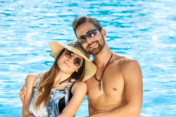 Coppia al resort tropicale — Foto Stock