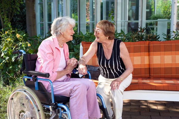 Ancianos amigos charlando — Foto de Stock