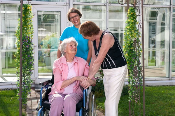 Vaktmästare och patienten på rullstol — Stockfoto