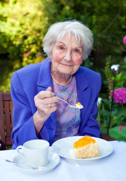 Senior vrouw zitten in de tuin — Stockfoto