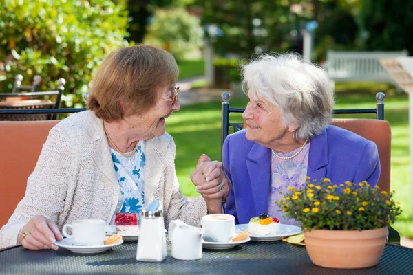 Seniorinnen entspannen am Gartentisch — Stockfoto