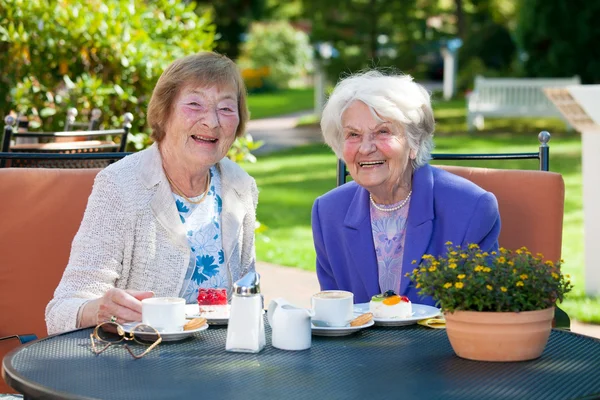 Donne anziane che si rilassano al tavolo da giardino — Foto Stock