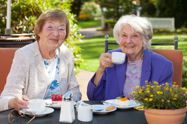 Seniorinnen entspannen am Gartentisch — Stockfoto