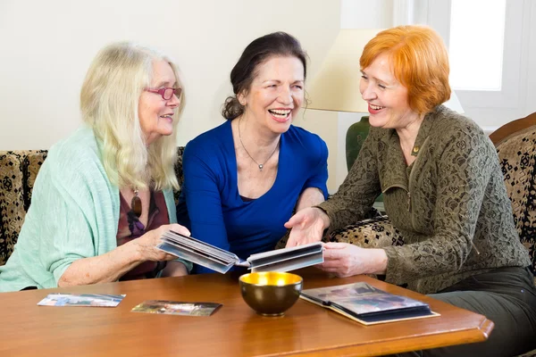 Vrouwen kijken naar fotoalbum — Stockfoto