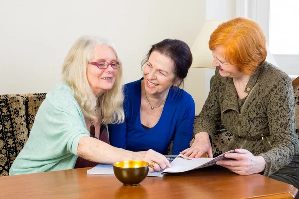 Revista de lectura mujer — Foto de Stock