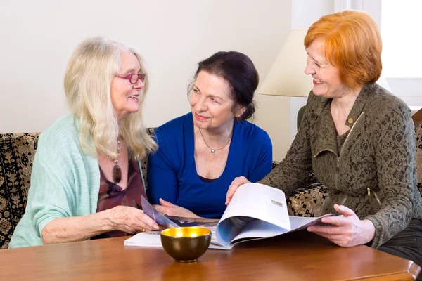 Donne che leggono rivista — Foto Stock