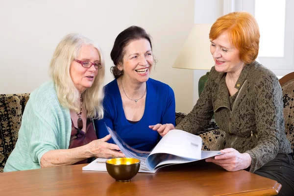 Revista de lectura mujer — Foto de Stock