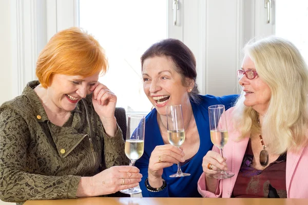 Freunde mittleren Alters werfen — Stockfoto