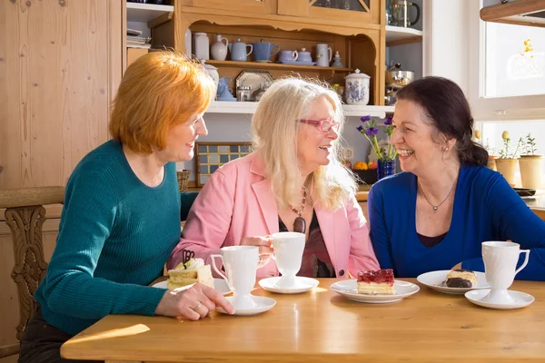 Vriendinnen met Snacks — Stockfoto