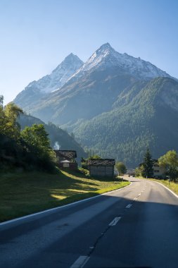 Asfalt dağ yol boyunca evleri