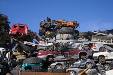 Hurda avluya eski motorlu otomobiller için