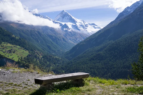 Dřevěná lavička v Penninských Alp — Stock fotografie