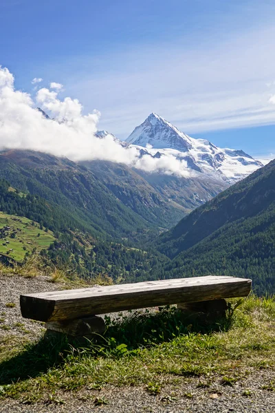 Panca in legno nelle Alpi Pennine — Foto Stock