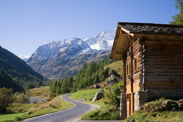 木材的小木屋里山 — 图库照片