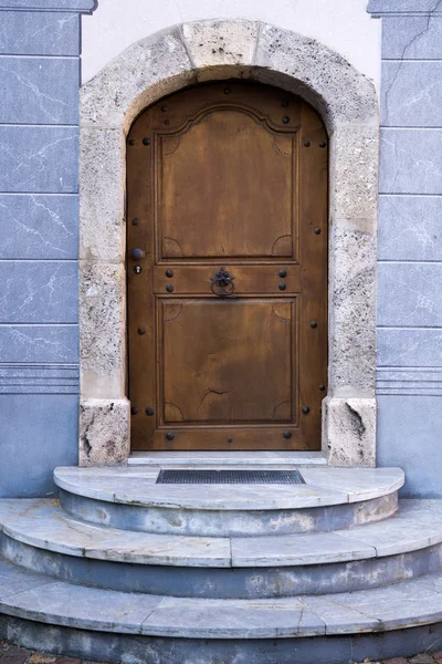 Porta de madeira arqueada — Fotografia de Stock