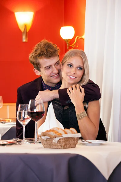 Paar verabredet sich im Restaurant — Stockfoto