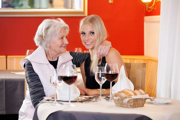 Femmes à table ayant des collations — Photo