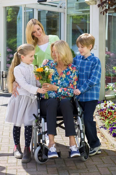 Children giving flowers — Zdjęcie stockowe