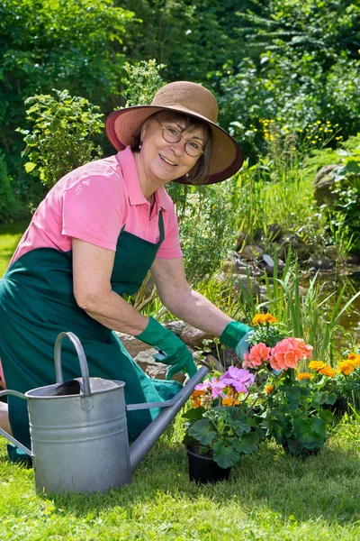 Femme travaillant dans le jardin — Photo
