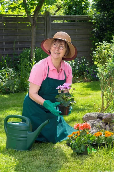 Femme travaillant dans le jardin — Photo