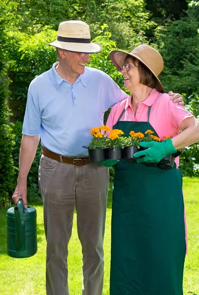 Homme et femme souriant — Photo