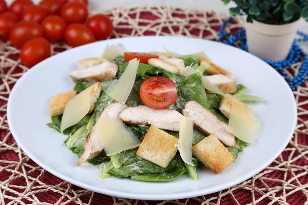 Caesar-Salat mit Huhn — Stockfoto