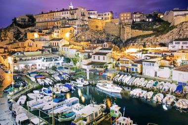 Vallon des Auffes Marseille doğal Harbor'da gece, Provence, Fransa