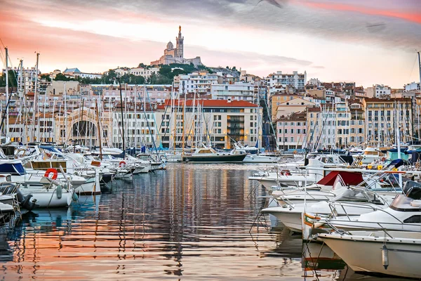 Vacker soluppgång i hamnen i Marseille, Provence, Frankrike — Stockfoto