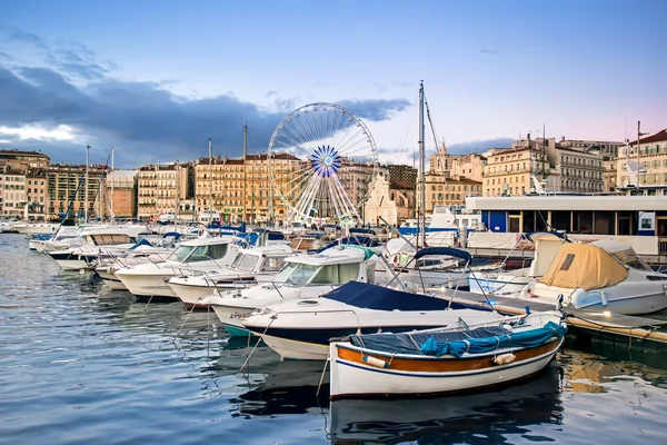 Utsikt över Vieux Port och Ferry hjulet på kvällen, Marseille, Provence, Frankrike — Stockfoto