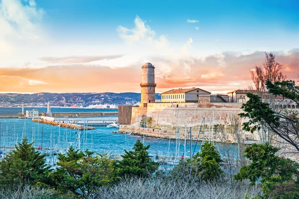 Veduta di Fort Saint Jean e Vieux Port al tramonto, Marsiglia, Provenza, Francia — Foto Stock