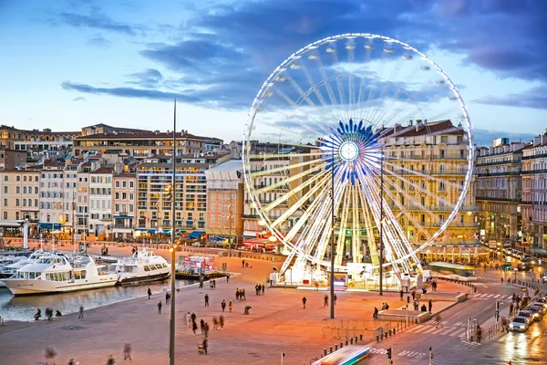 Vista del Vieux Port and Ferry Wheel, Marsiglia, Provenza, Francia Foto Stock