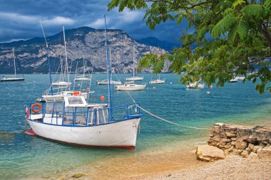 Garda Gölü, Brenzone sul Garda, Veneto, İtalya'nın doğal kıyılarında