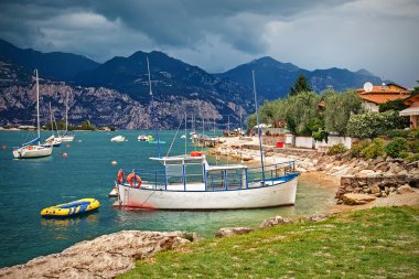 Garda Gölü, Brenzone sul Garda, Veneto, İtalya'nın doğal kıyılarında