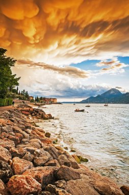 Günbatımı manzaralı görünüm Lake Garda, Veneto, İtalya