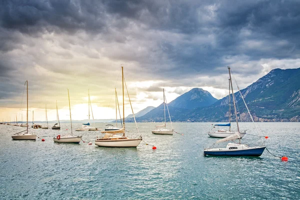 Lago de Garda al atardecer, Véneto, Italia —  Fotos de Stock