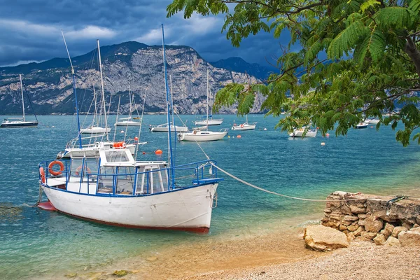 Natursköna stranden av Gardasjön, Brenzone sul Garda, Veneto, Italien — Stockfoto