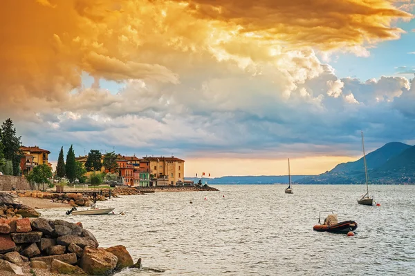 Vista panorámica de la puesta de sol en el lago de Garda, Véneto, Italia —  Fotos de Stock