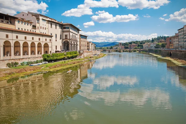 Ufer des Flusses Arno in Florenz, Italien — Stockfoto