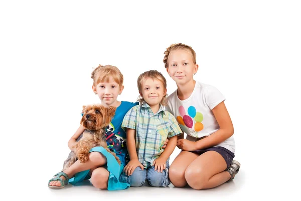 Niños sonrientes con perro aislado en blanco —  Fotos de Stock