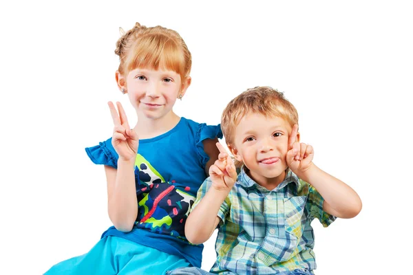 Sonrientes niños juguetones aislados en blanco —  Fotos de Stock