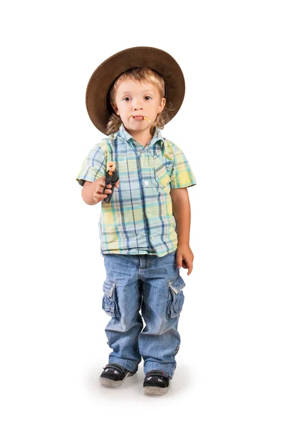 Piccolo bambino carino che finge di essere un cowboy con una pistola — Foto Stock