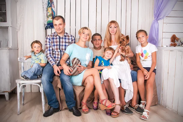 Gran familia feliz sentado en el sofá —  Fotos de Stock