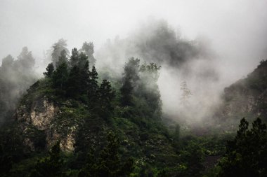 Yağmurlu günlerde, bu dağ hep yırtık pırtık bulutlarla kaplıdır..