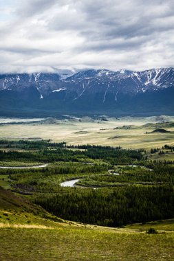 Katun Nehri Vadisi. Severo-Chuisky sırtı manzarası. Altai Cumhuriyeti.